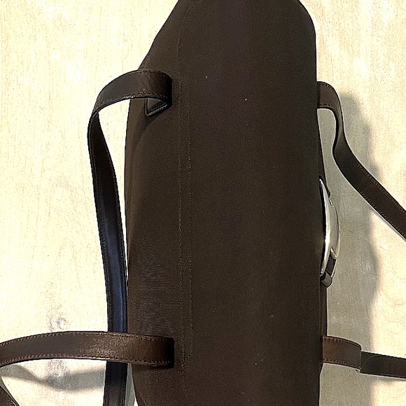 Luxurious Salvatore Ferragamo Vara Shoulder Bag in Dk Brown Nylon & Leat… - Picture 9 of 15